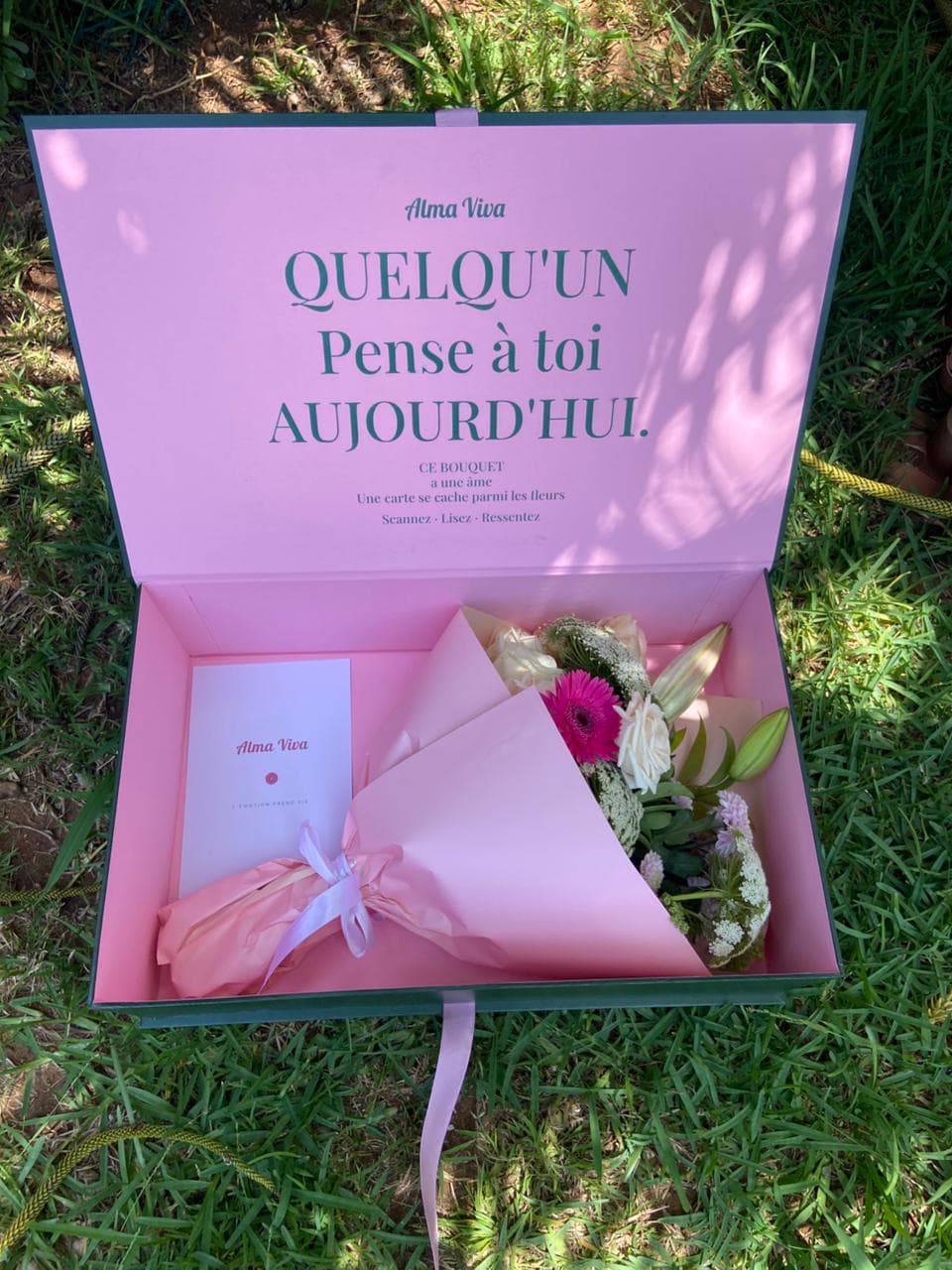 Bouquet de saison et carte Alma Viva dans la boîte signature