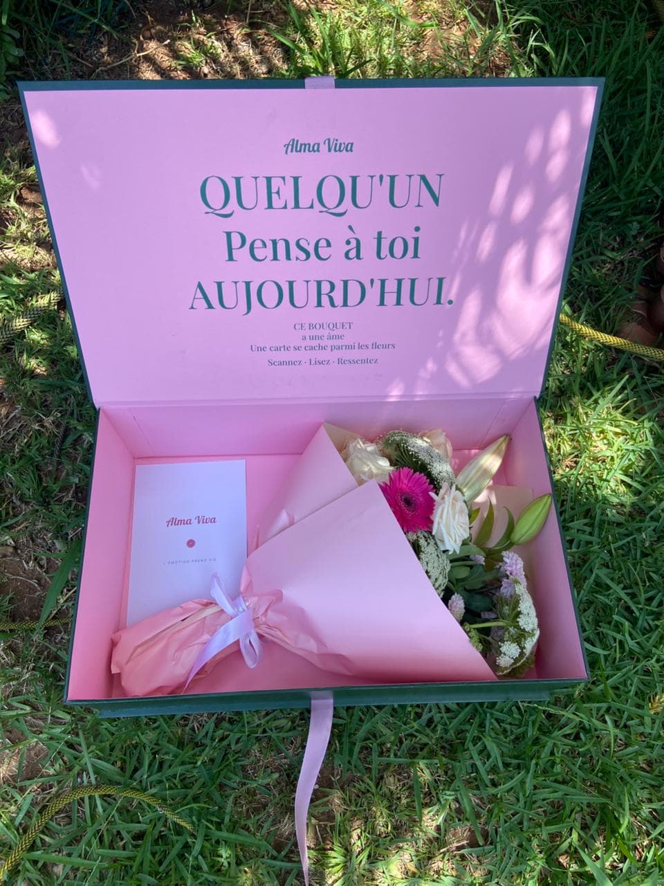 Bouquet de saison et carte Alma Viva dans la boîte signature