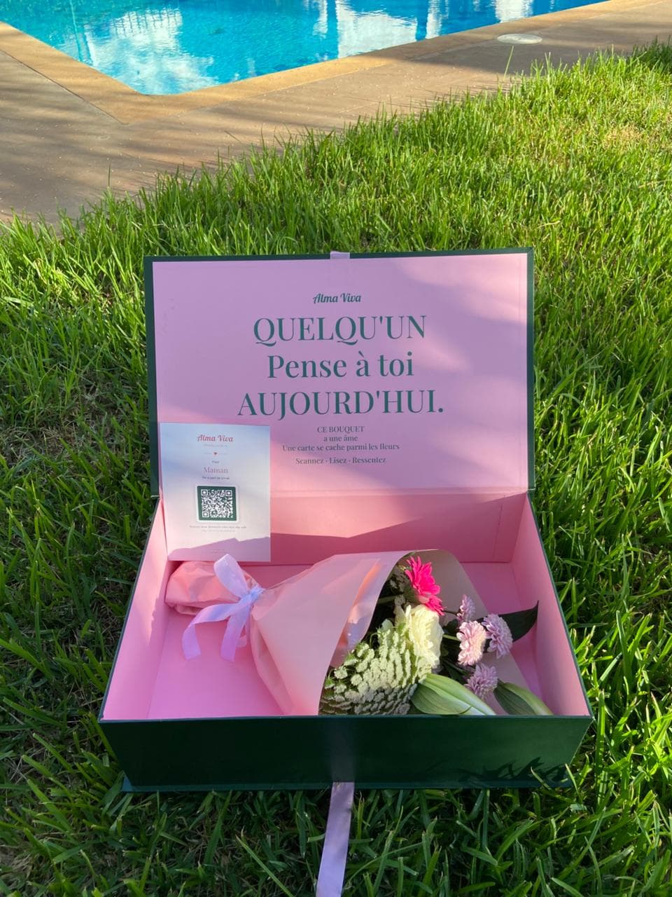 Boîte Alma Viva au bord de la piscine, bouquet de saison à l'intérieur