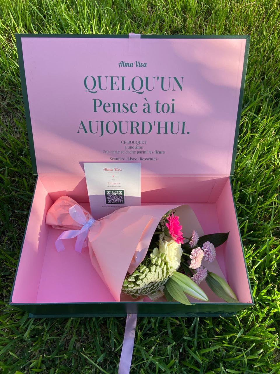 Boîte Alma Viva au bord de la piscine, bouquet de saison à l'intérieur