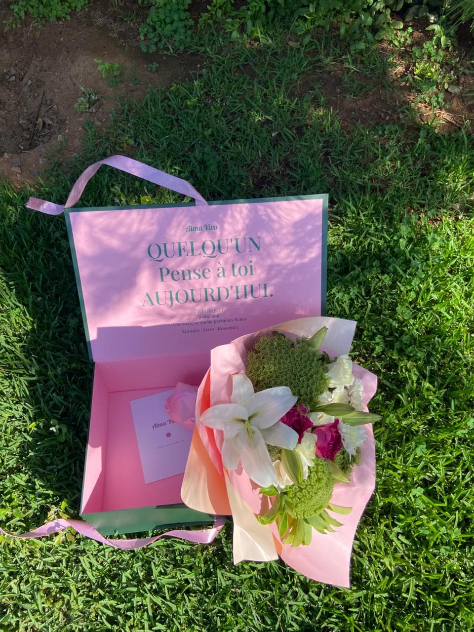 Bouquet de lys blancs débordant de la boîte signature Alma Viva