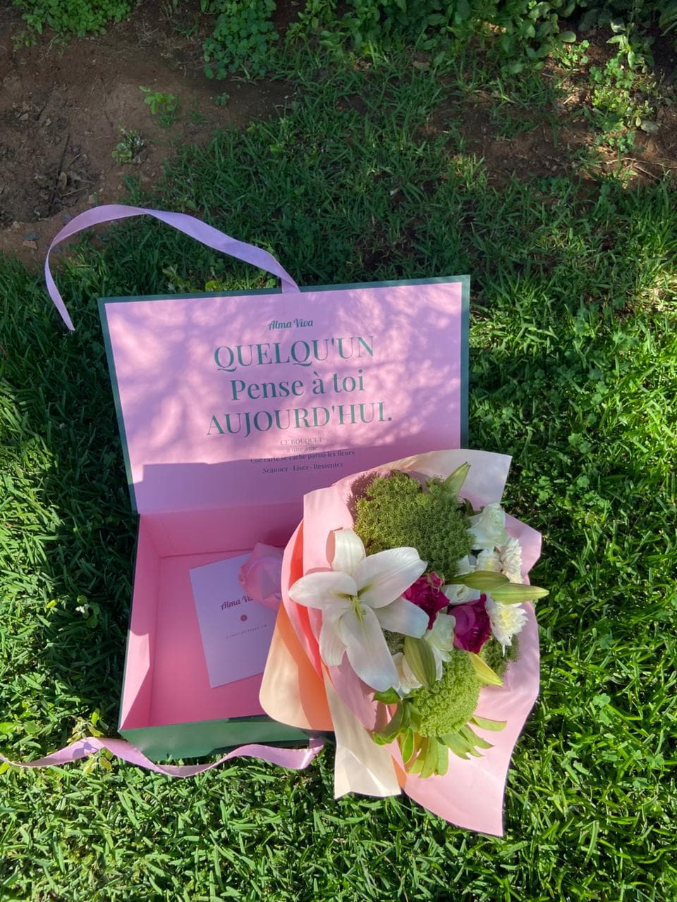 Bouquet de lys blancs débordant de la boîte signature Alma Viva
